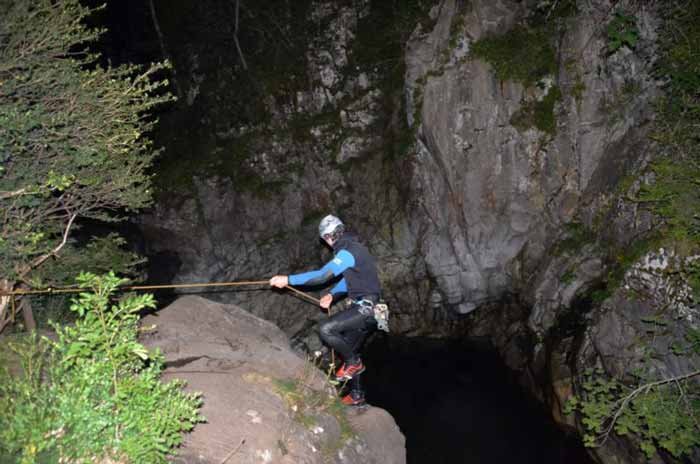 Rappel en canyon de nuit